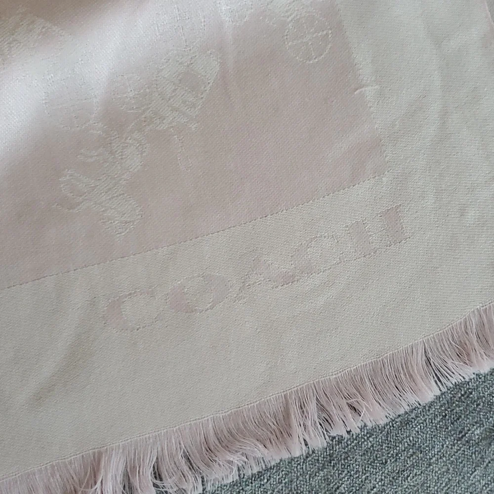 BNWT Coach Extra Fine Wool Rectangular Scarf In Blush Pink - Picture 2 of 6